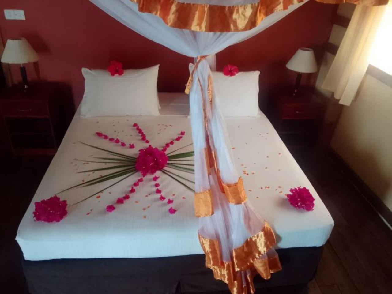 Barry'S Beach Resort Mkwaja Екстер'єр фото