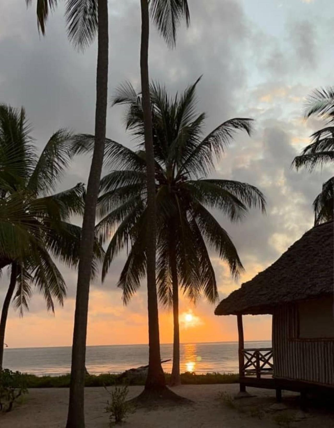 Barry'S Beach Resort Mkwaja Екстер'єр фото